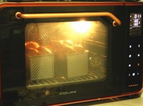 送入预热180度的烤箱，烤30分钟左右。上色过深可以加盖锡纸。烤好的吐司晾凉，切片吃或者空口吃都超级赞。