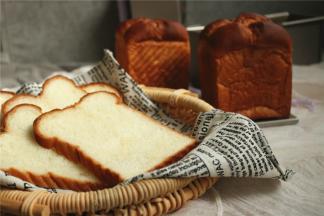 烤好的吐司晾凉，切片做三明治或者空口吃都超级赞。