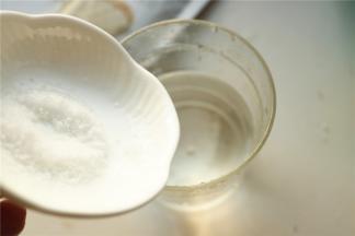 盐放入温水里融化。