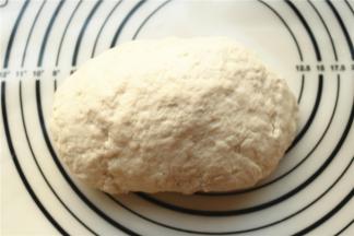 加入面粉揉成面团，醒发半个小时以上。