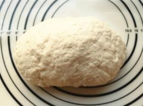 加入面粉揉成面团，醒发半个小时以上。