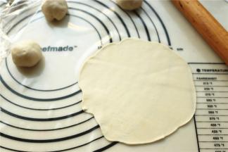 每个小面团都擀成直径大约15厘米的薄饼，不要太厚，厚了不容易烤到酥脆。