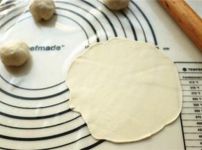 每个小面团都擀成直径大约15厘米的薄饼，不要太厚，厚了不容易烤到酥脆。