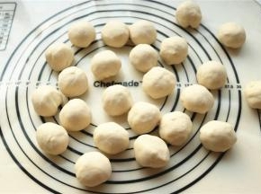 醒发之后面团会柔软很多，再次揉光滑，分成24个小面团，每个大约25克。