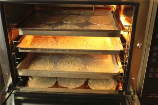 烤盘放入猛犸象风炉烤箱，总共四层。