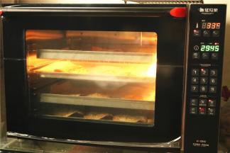 烤箱预热150度，烤45分钟左右，变酥脆即可。