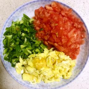 4.青椒，西红柿，木耳，香菇切丁，鸡蛋炒熟