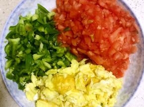 4.青椒，西红柿，木耳，香菇切丁，鸡蛋炒熟