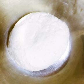 2.泡发木耳香菇的过程中，和面，面倒入盆中，加入适量水，搅拌成絮状，揉成光滑面团，盖保鲜膜醒发半个小时。面比面条的硬一些，比饺子面软一些。