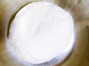 2.泡发木耳香菇的过程中，和面，面倒入盆中，加入适量水，搅拌成絮状，揉成光滑面团，盖保鲜膜醒发半个小时。面比面条的硬一些，比饺子面软一些。