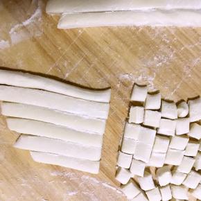 8.切成7毫米左右的小块，撒粉，防粘