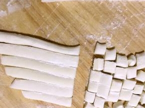 8.切成7毫米左右的小块，撒粉，防粘