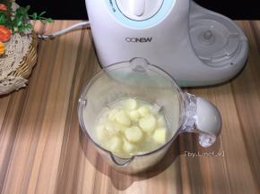 将温热的山药百合倒入搅拌杯中