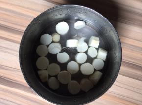 将山药倒入奶锅中，加入刚好没过山药的水煮开