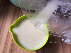 搅拌好的山药百合羹倒出