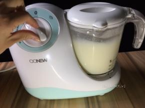 开启搅拌功能，将山药百合牛奶搅拌成羹状