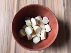 山药去皮洗净后切小