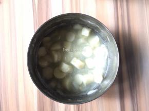 煮至山药百合熟透，冰糖融化后放至温热