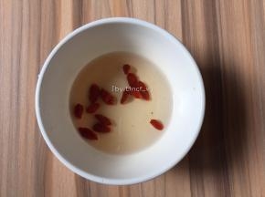 枸杞洗净后用开水稍泡开待用