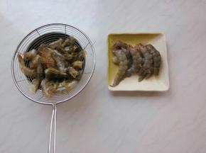 虾洗净，剥去外壳，去虾线。
虾头、壳洗净撒点料酒腌制。