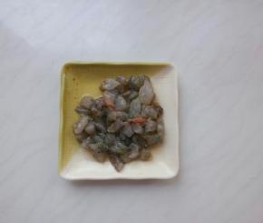 虾切小段，用料酒、盐腌10分钟。
