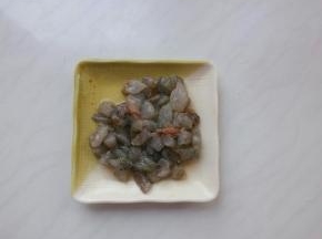 虾切小段，用料酒、盐腌10分钟。