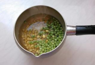 青豆、玉米粒焯水。