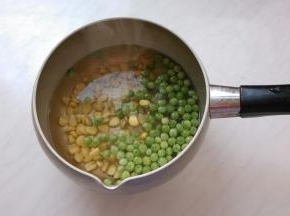 青豆、玉米粒焯水。