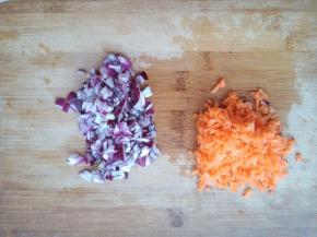 洋葱、胡萝卜切碎丁。