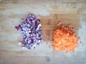 洋葱、胡萝卜切碎丁。