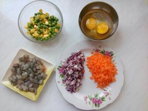 鸡蛋磕开，其它食材备好。