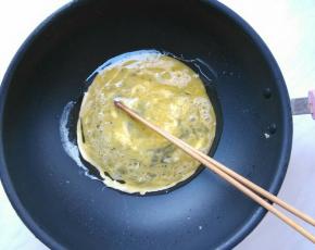 热锅凉油，下蛋液，快速打散。
