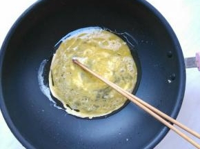 热锅凉油，下蛋液，快速打散。