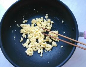 鸡蛋加少许盐炒匀出锅备用。