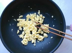 鸡蛋加少许盐炒匀出锅备用。