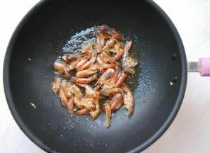 倒少许油，放入虾头、虾皮，炒香。