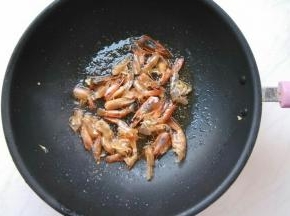 倒少许油，放入虾头、虾皮，炒香。