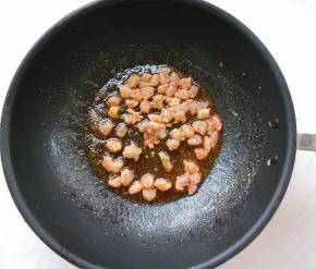 余油下入虾肉，炒至变色即可盛出。
