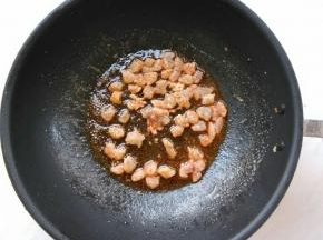 余油下入虾肉，炒至变色即可盛出。