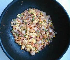 最后放入虾肉、鸡蛋，撒少许盐炒匀，出锅。