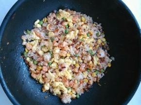 最后放入虾肉、鸡蛋，撒少许盐炒匀，出锅。