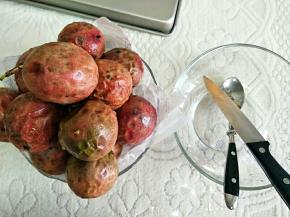 洗干净果子，用纸巾擦干。准备好刀子，勺子。