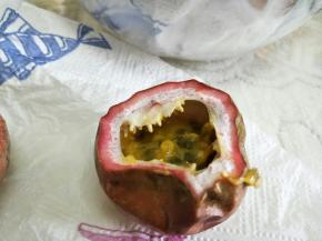 1/3处割开。竖直割，防止果汁流出。