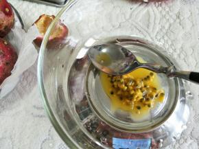 用勺子挖到干净的盆中。每个割开后都需要看一下，闻一下是否可用，再倒入盆中，防止坏果倒入盆中。