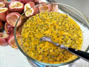 割开所有的百香果。