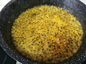 放入不粘锅，中火煮开。