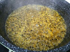 小火熬制，适当搅拌。