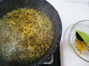需要有些耐心，直到果酱呈现透明状，且有些浓稠了。关火。