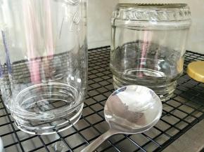 容器，勺子。提前消毒。