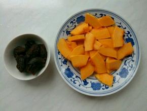 南瓜洗净去皮去瓤，切成薄片。红豆沙称出90g。